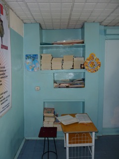 Bücherregal und Lehrertisch